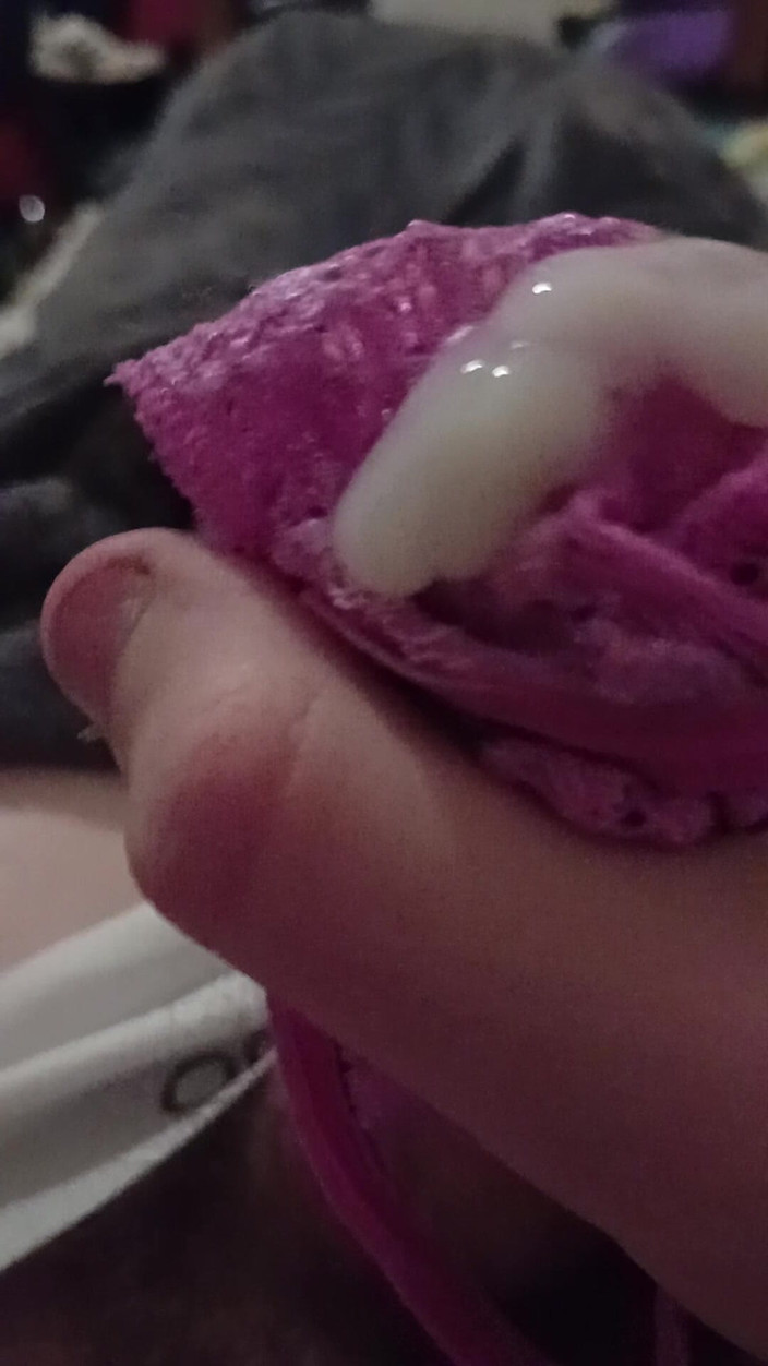 Cuminpanties22: Sborra super spessa nelle belle mutandine rosa della mia amica