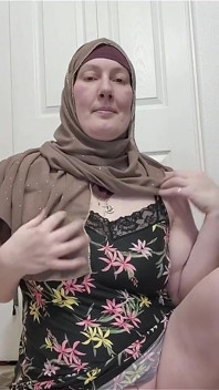 Ich lasse meinen Hijab an, aber ziehe den rest meiner kleidung aus