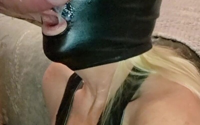 Milf-T: Amatérské šukání do obličeje s kapucí a výstřik na obličej