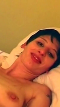 La ragazza magra mora allarga la figa pelosa con un grosso dildo