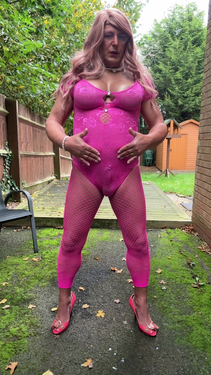 Kellycd2022: Travestiet Kellycd2022 in roze playsuit en visnetten