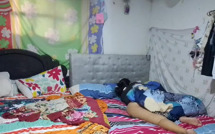 Sexysweet0455: 我记录我的继妹，而她则在房间里潮吹，她有多么漂亮的屁股，我想操她