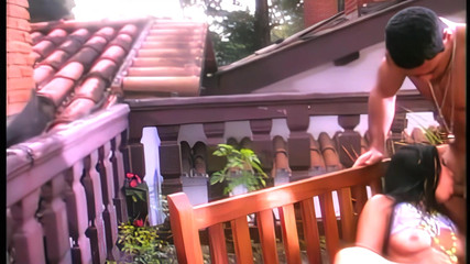 Perv Milfs n Teens: Mladá kráska na pláži dostala dva ptáky do dna kundičky.-Perv...