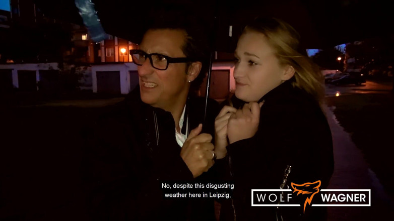 Wolf Wagner Com: Urocza nastolatka laska Scarlett Scott spotyka na ulicach starszego faceta