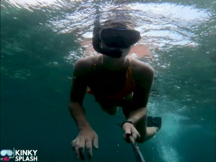 UKCuteGirl Lucy Lauren: Curvă snorkel: bikini strâmt, mască de scufundare și tachinare subacvatice Fin