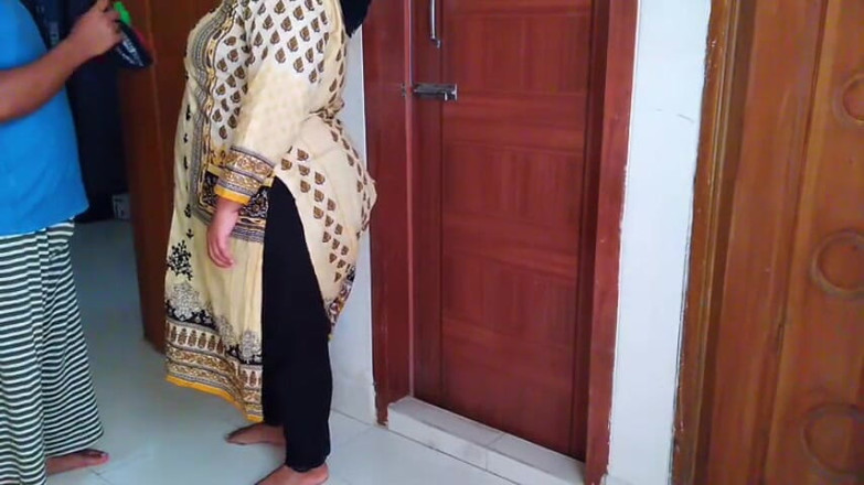 Aria Mia: Дезі гаряча дружина зраджує з чоловіком і займається сексом з продавцем бюстгальтера вдома, коли чоловіка немає вдома