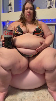 SSBBW arrotando em biquíni
