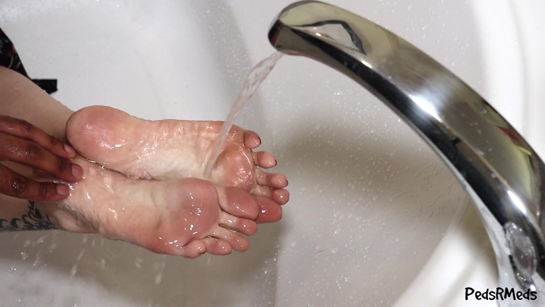 PedsRMeds: Chloe Lyrae si fa coccolare i piedi