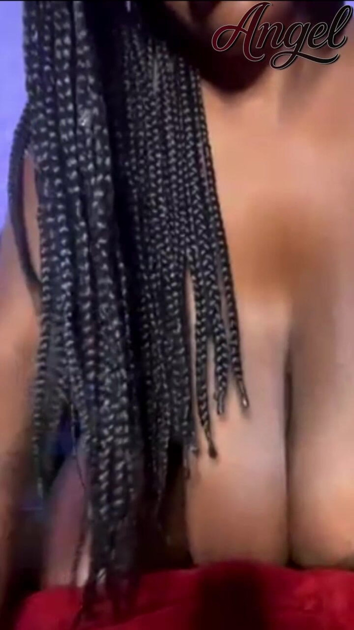 Angel Big B: Thích thú với những đường cong đẹp của tôi