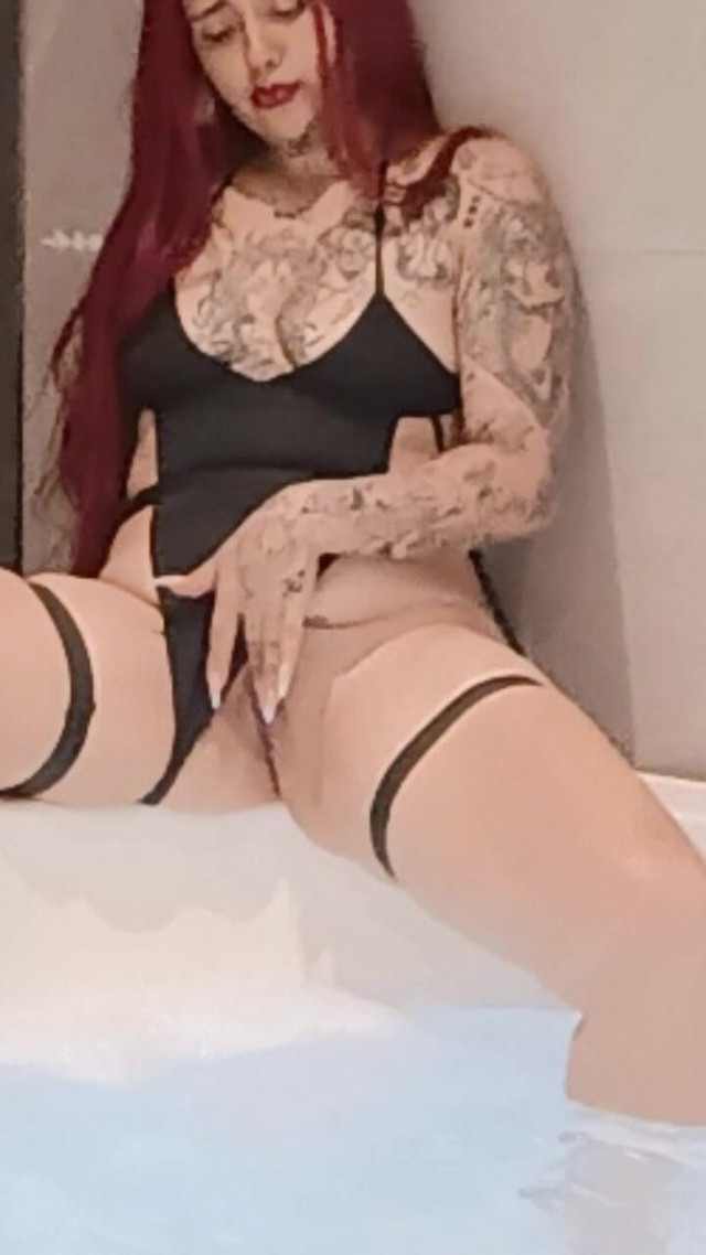 Redhead in Jakuzzi Alone (Dalyla 69)