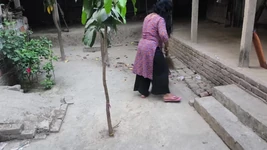 मेरी आंटी यार्ड की सफाई कर रही थी। लेकिन मैंने उसे गले लगाया, उसे अपनी आंटी की गांड में डाल दिया, और उसे गांड चुदाई शुरू कर दी