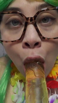 Meine stiefschwester führt hawaiianischen tanz in einem grünen hawaiianischen cosplay-kostüm durch und masturbiert dann, und zeigt, was unter ist