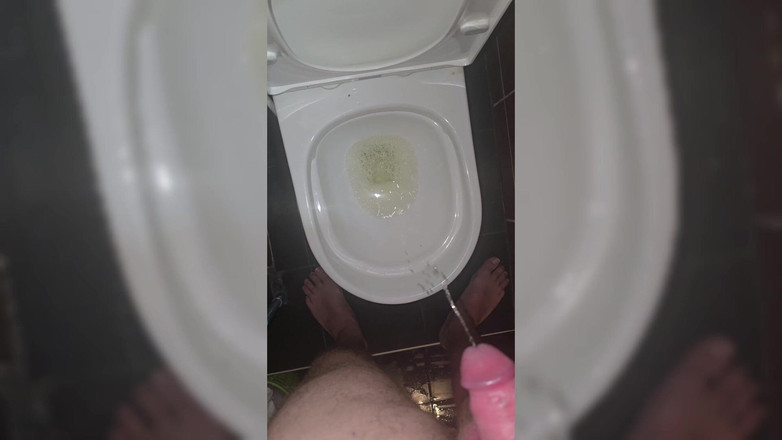 Jimbob Star GAY: Jimbob se pișă în toaletă