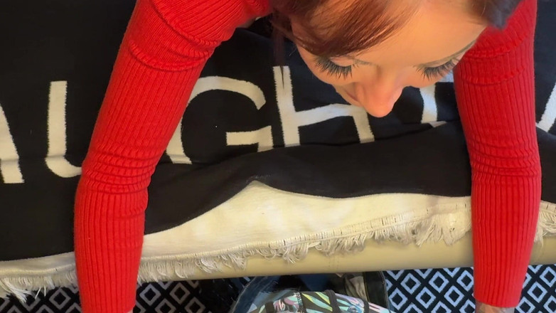 Mr Money Shot & Zoe Grey: İri göğüslü kızıl saçlı kadın en sarkık sakso çekiyor - bakış açısı