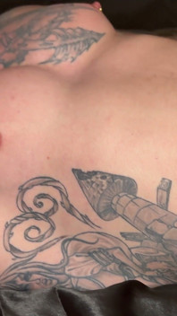 Katie에게 첫 유니콘 경험을 선사하는 Tatted 젊은 커플