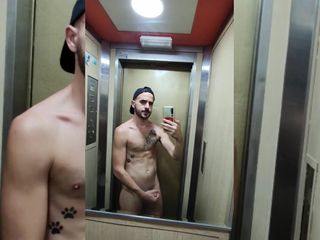Xisco Freeman: Nua dentro do elevador e se masturbando