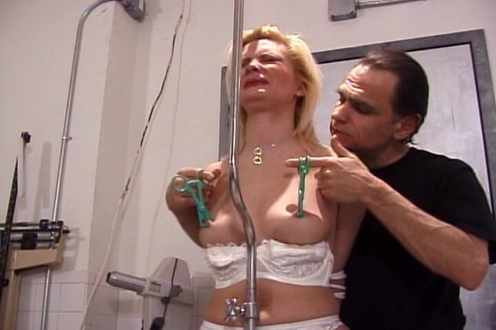 NM fetish femdom videos by Princess Nikki Cruel: 젖꼭지가 아파서 좋아하는 쩌는 섹시한 금발 밀프