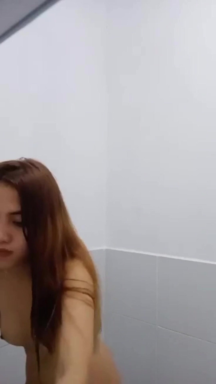 Pussycatth: Pequeña filipina toma una ducha con burlas sobre el novio...