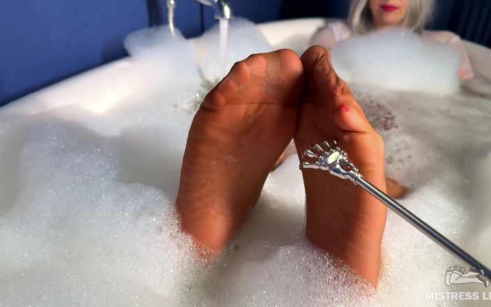 Mistress Legs: Skrapa älskarinnas nylonfötter med en skrapa i ett skumbad