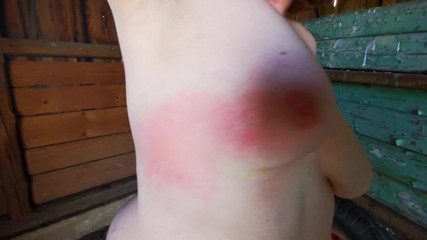 Bouncy Tits Action: Klatsche für ihre titten, während bäuerin zuschaut