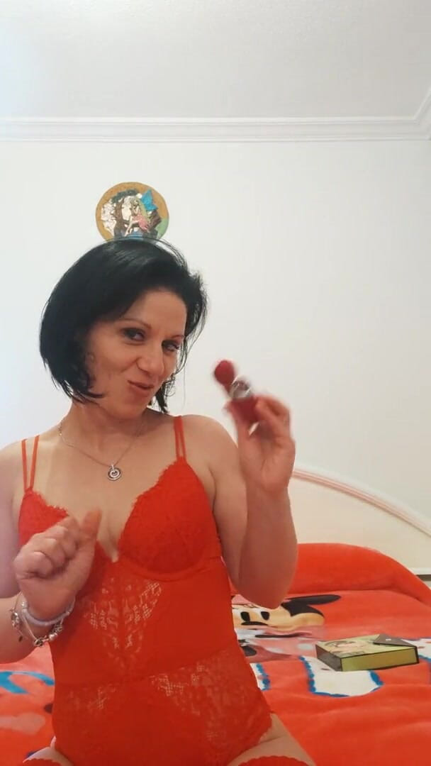 CleopatraMV: Kleopatra si hraje ve svém pokoji se svou hračkou