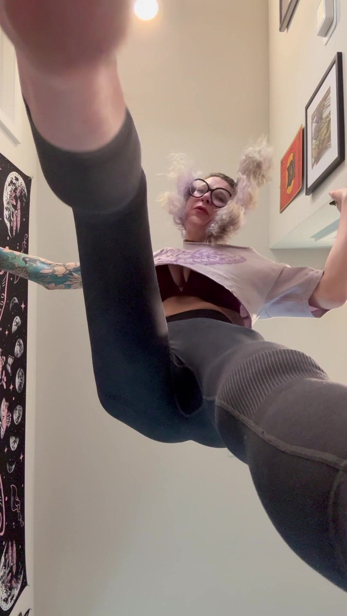 Peppermint Giantess: 67 reuzin pov plaagt speels