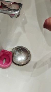 Femdom. Styvmamma tar bort buret från sin styvson penis, låter honom kissa och tvättar honom i duschen