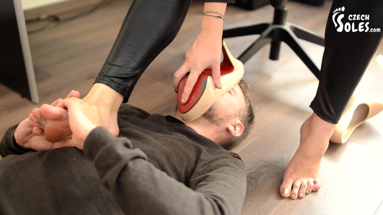 Czech Soles - foot fetish content: La chica del jefe de mafia y su footboy