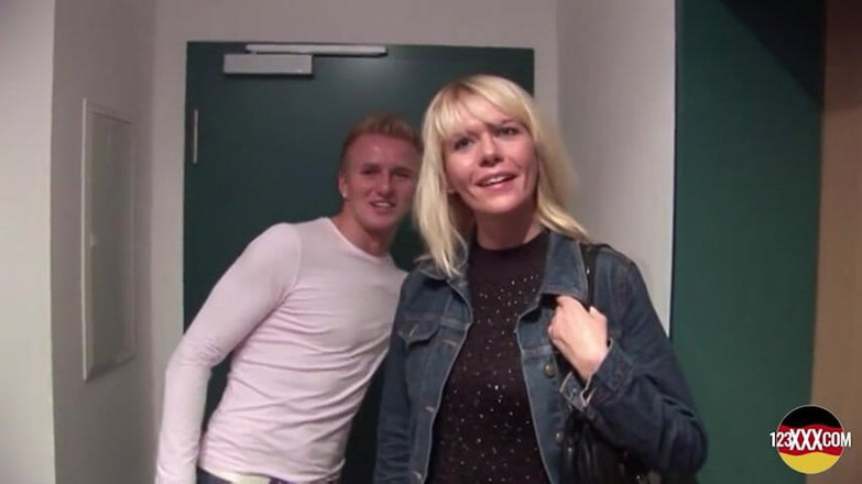123XXX - 100% Amateurs: MILF blonde liar dari Jerman menunjukkan cara ia selesai
