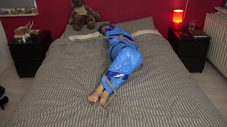 Restricting Ropes: Luna Gray - mumificată pe pat