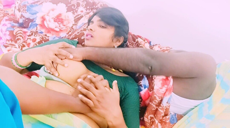 Telugu honey lips: Дези тройничок с неверной женой. Красивая дези бхабхи, неверная муженек трахает маленький большой хуй хасбенда. Телугу говорит.
