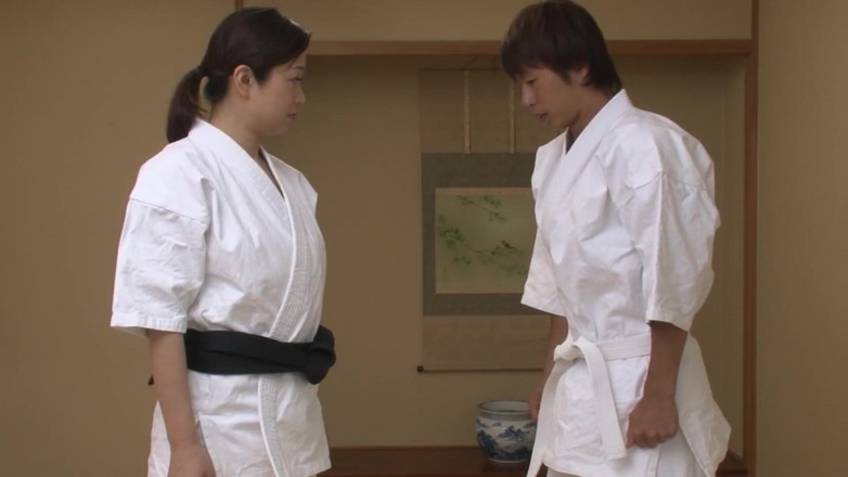 JAPAN IN LOVE: Belle scène asiatique à forte poitrine 3 une belle prof de karaté à...