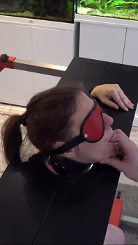 Slavenmeisje weerloos in schandpaal gedreven tot een orgasme op Sybian Deel 2