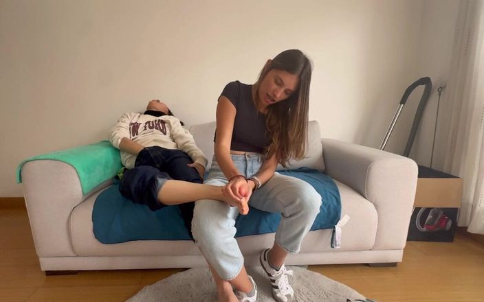 scarlettandc: Moje přítelkyně mi ukazuje svůj fetiš čucháním a masírováním mých zpocené, špinavé...
