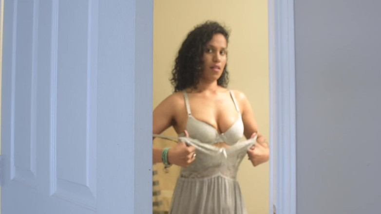 Sexy Lily: Une belle-mère indienne excitée se fait baiser par son beau-fils...