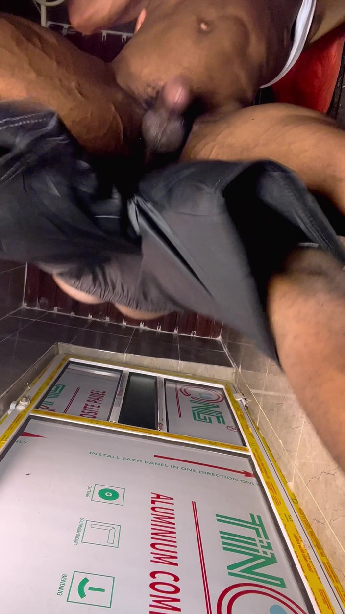 Dickofpolicy: Hetero vriend kwam voor een massage en werd verleid door...