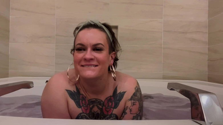 Quinn Marie: Getatoeëerde pawg speelt in het bad en vapt