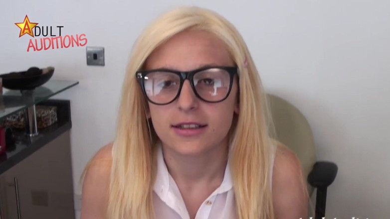 Adult-Auditions: Británica tetona Faye