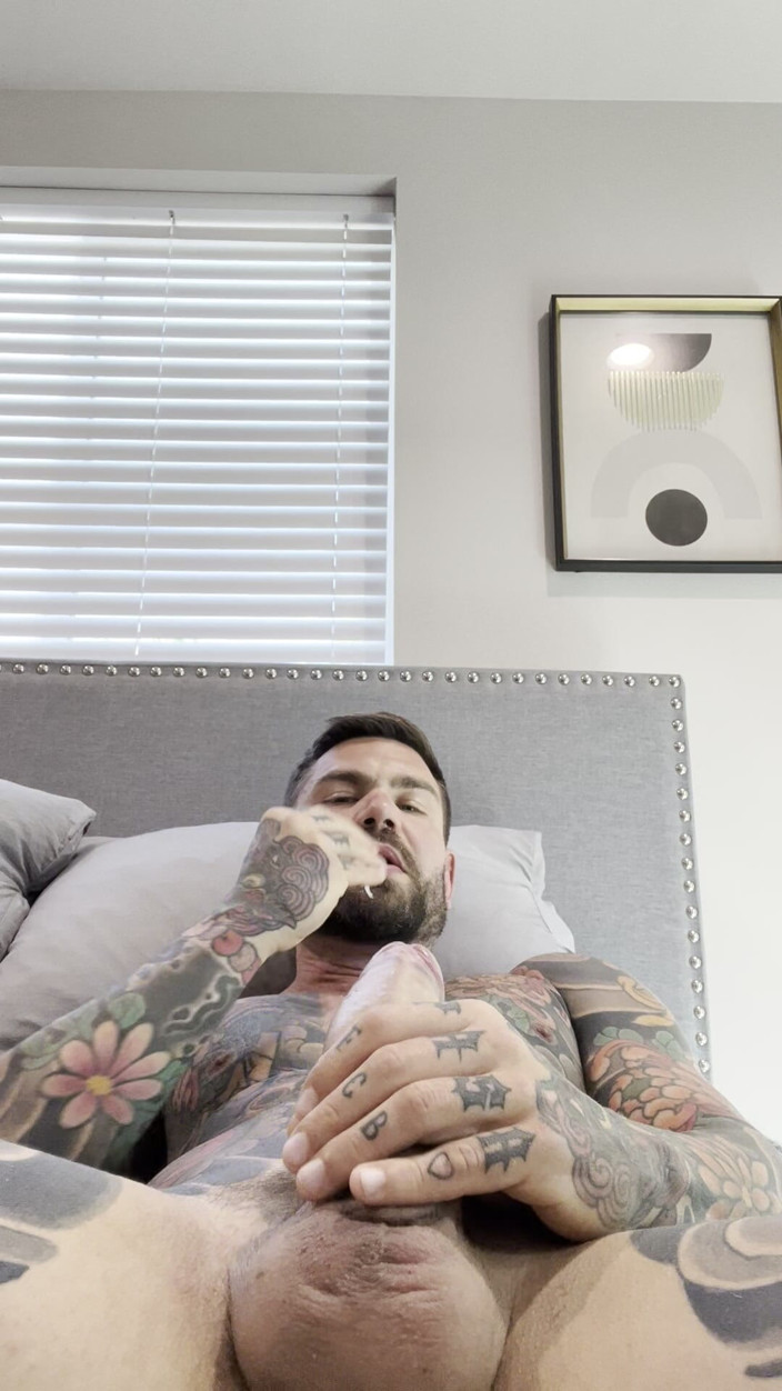 Juan Lucho Gay: Handsome Spaniard Gets Disturbed