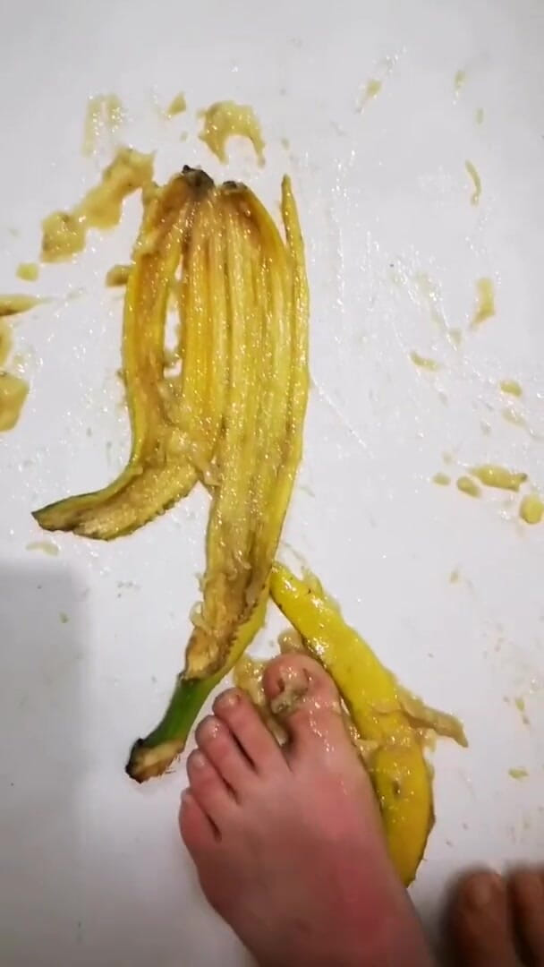 Erotic college: I like banana between the legs