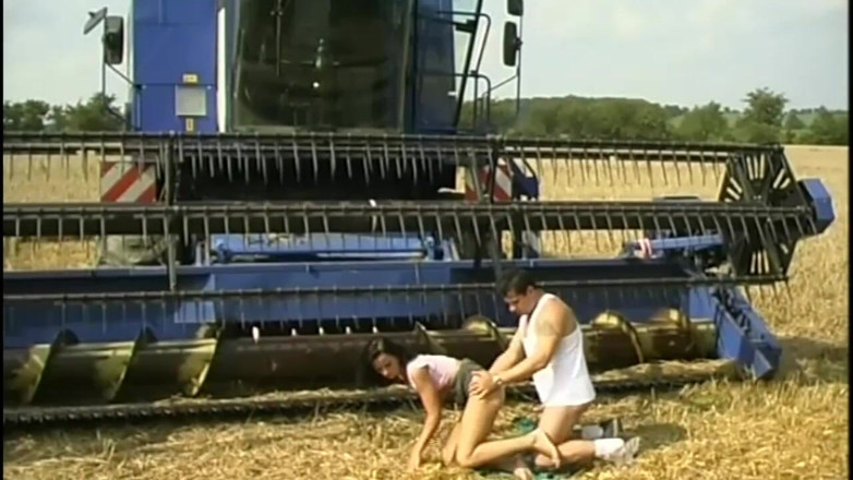 Inhonorof porn: किसान के साथ खेत में मुझे मेरी बहुत छोटी गांड मिलती है