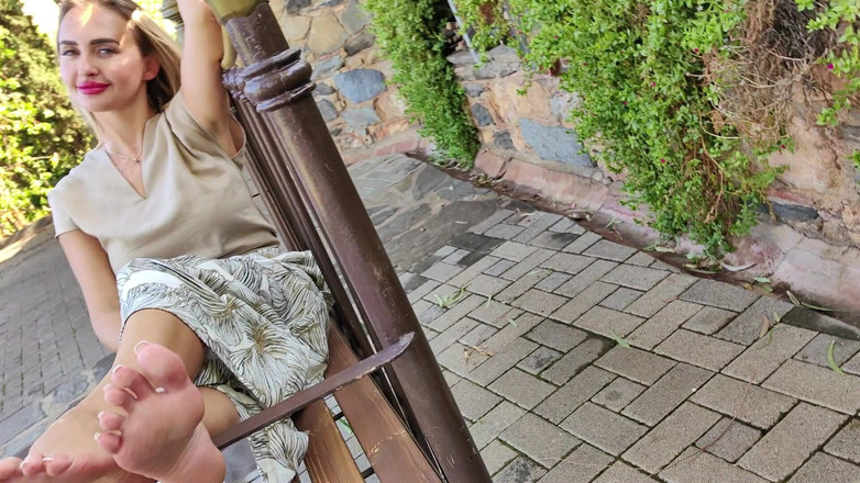 Goddess Lena: Le Piante Dei Miei Piedi Si Rilassano Nella Natura