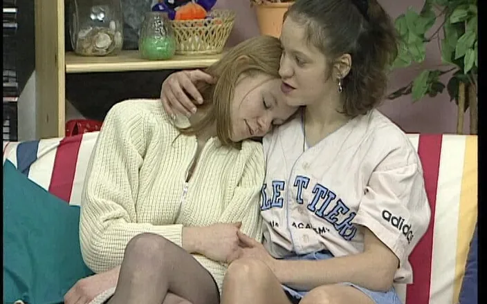 YOUR FIRST PORN: Lesbische Schulmaedchen Wichsen Zusammen - Lesbian College Girls Jerk off Together