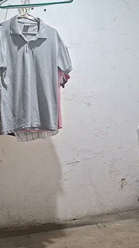 Manžel souhlasí se Zedníkem se svou ženou, aniž by o tom věděla