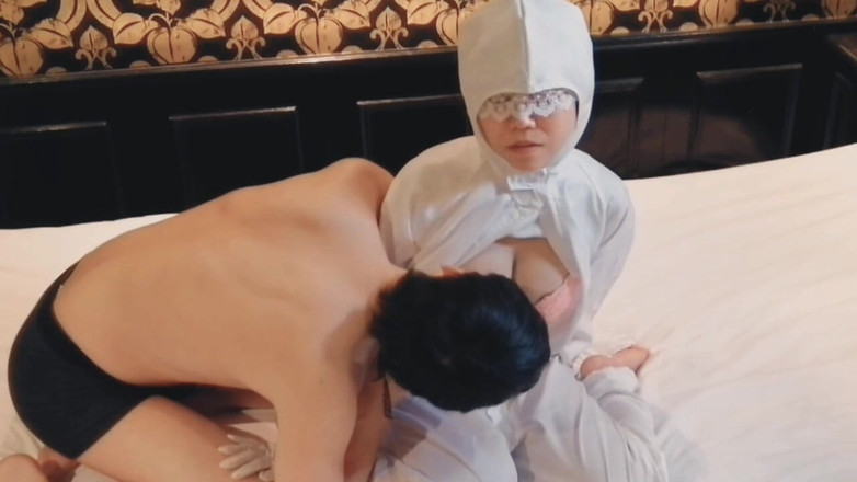 kawasakiBK: 她在一家半导体制造厂抚摸一个丰满的检查员的乳房并抚摸她