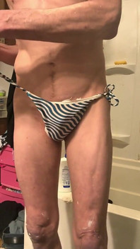 Cdmichelle vestindo biquíni azul e branco
