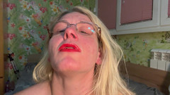 Putarankahotmilf: 継母は義理の息子にチンポをしゃぶって罰せられるように懇願する