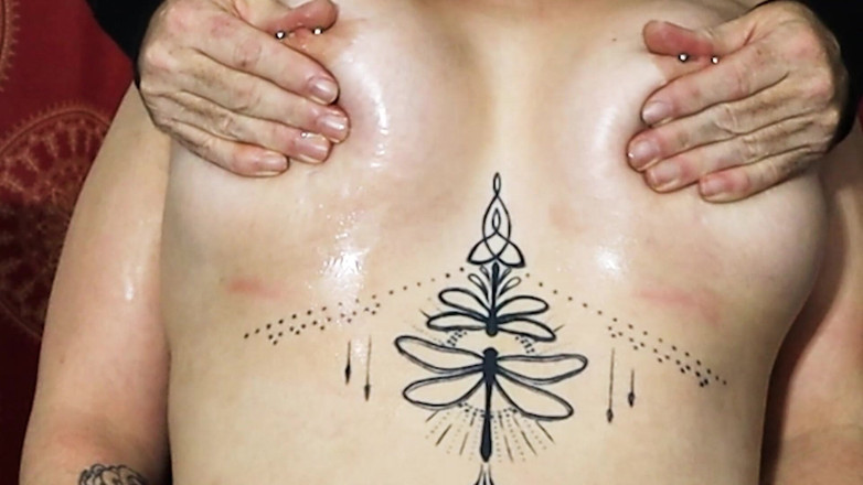 Vibra King Video: Raven se fait huiler les seins