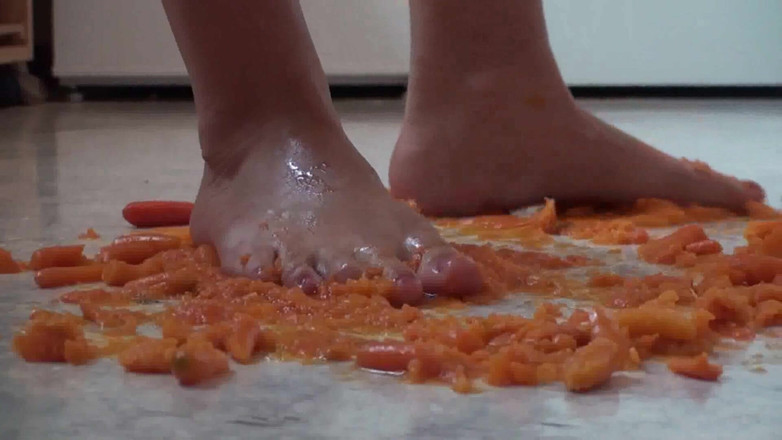 Foot Girls: ใกล้ชิดกับการเหยียบย่ำอาหารในครัว