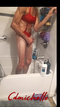 Cdmichelle praat over een douche tijdens het zuigen en neuken van een dildo